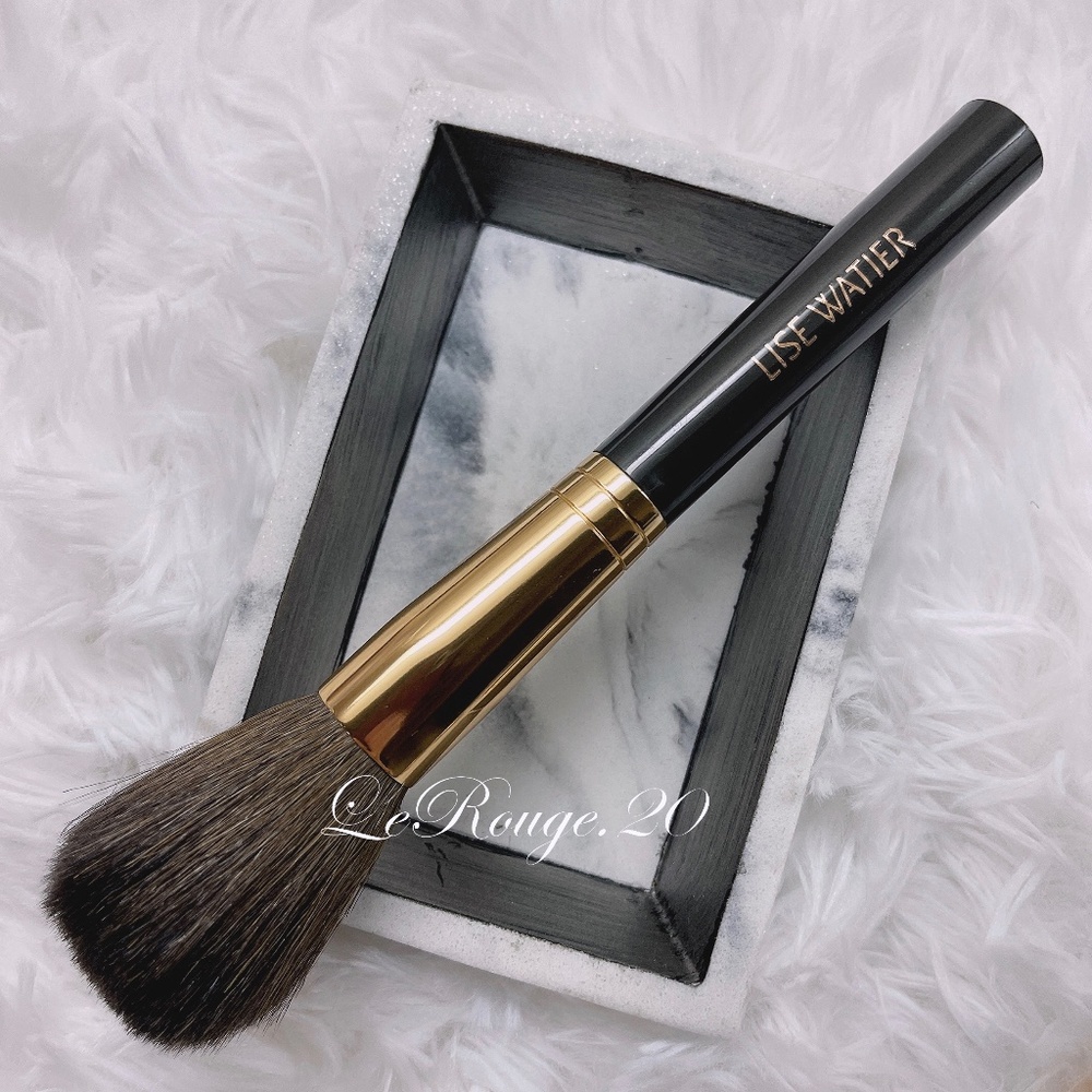 Lise Watier large natural hair powder brush